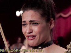 Двух связанных молодых секс рабынь порют и трахают на публике