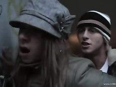 Парень трахает развратную чешскую девушку на городских улицах