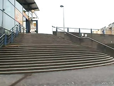 Парень трахает развратную чешскую девушку на городских улицах