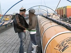 Парень трахает развратную чешскую девушку на городских улицах