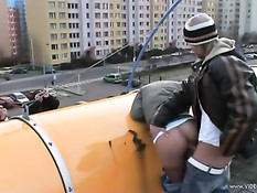 Парень трахает развратную чешскую девушку на городских улицах