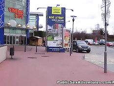 Европейская студентка в сетчатых колготках трахается в боулинге