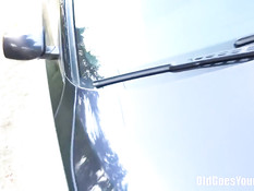 Юная брюнетка приехала в село и трахнулась с мужчиной во дворе