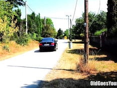 Юная брюнетка приехала в село и трахнулась с мужчиной во дворе