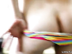 Молодая блондинка с хвостиками мастурбирует клитор виброяйцом