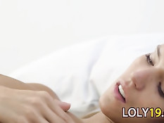 Лесбиянки Erica Fontes и Silvie De Lux играются с фаллоимитатором