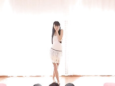 Юная брюнетка в стрингах Gina Devine соблазняет паренька на секс