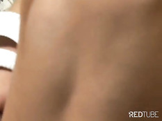 Парень в презервативе отодрал транса на кровати и сел на его член