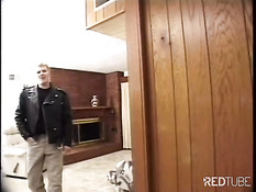 Чёрный транс в красном белье отсосал белому парню и дал в очко