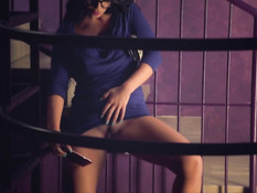 Грудастая брюнетка в очках мастурбирует и сквиртует на лестнице