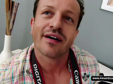 На фотосессии юная брюнеточка отсасывает и дрочит парням члены