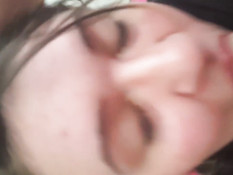 Ненасытная молодая жена с закрытыми глазами бешено сосёт член