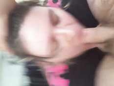 Ненасытная молодая жена с закрытыми глазами бешено сосёт член