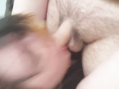 Ненасытная молодая жена с закрытыми глазами бешено сосёт член