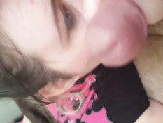 Ненасытная молодая жена с закрытыми глазами бешено сосёт член