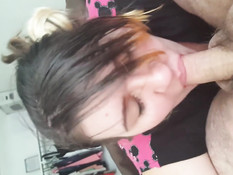 Ненасытная молодая жена с закрытыми глазами бешено сосёт член