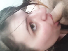 Ненасытная молодая жена с закрытыми глазами бешено сосёт член