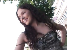 Кудрявая русская девушка показала сиськи на улице и дала в попу