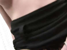 Сексуальная русская брюнеточка громко стонет на порно кастинге