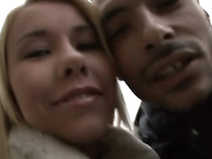 Питерская блондиночка Анна показывает попку и трахается в анал