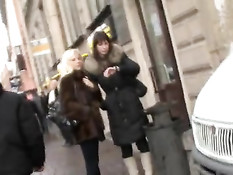 Питерская блондиночка Анна показывает попку и трахается в анал