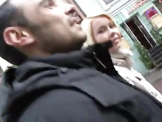 Питерская блондиночка Анна показывает попку и трахается в анал