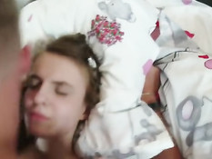 Тощая русская девушка с маленькой грудью ебётся со своим парнем