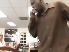 Грудастая секретарша в очках Karen Fisher ебётся с чёрным боссом