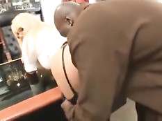 Грудастая секретарша в очках Karen Fisher ебётся с чёрным боссом