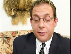 Чёрная горничная в сетчатых чулках Cali Caramel трахается с белым