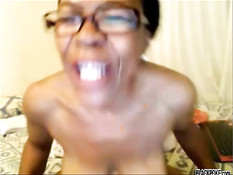 Темнокожая женщина лижет большие сиськи и мастурбирует киску