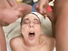 Парни поливают спермой милое лицо своей сексуальной подружки