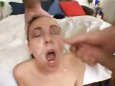 Парни поливают спермой милое лицо своей сексуальной подружки