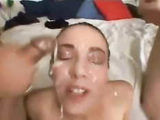 Парни поливают спермой милое лицо своей сексуальной подружки