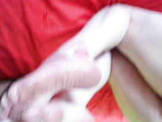 Бойфренд подрочил на намазанные смазкой ступни своей подружки