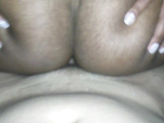 Мужчина крупным планом снимает как член входит девушке в попу