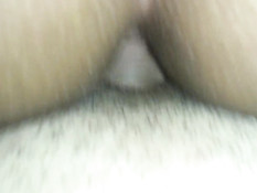 Мужчина крупным планом снимает как член входит девушке в попу