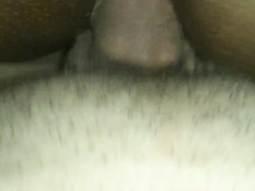 Мужчина крупным планом снимает как член входит девушке в попу