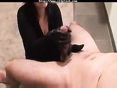 Опытная брюнетка делает минет и дрочит член в чёрных перчатках