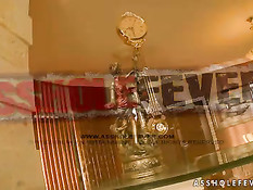 Знойная брюнетка Simony Diamond перед аналом играет с фаллосом