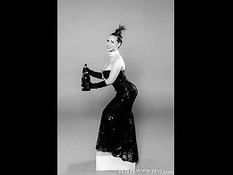 Намазанную маслом грудастую девушку Nikki Benz оттрахали в анал