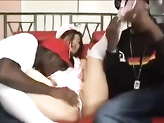 Горячая азиатская горничная удовлетворила двоих чёрных мужиков