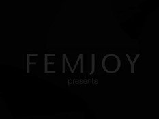 Едва проснувшись грудастая Connie Carter мастурбирует в постели