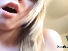 Блондиночка снимает лифчик и делает приятный минет на кровати