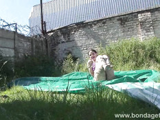 Мужик связал голую женщину Caroline Pierce и вставил в рот кляп