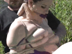 Мужик связал голую женщину Caroline Pierce и вставил в рот кляп