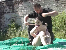 Мужик связал голую женщину Caroline Pierce и вставил в рот кляп