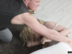 Доведённый до бешенства парень жёстко отъебал молодую блонду