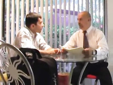 Гомосексуальный дяденька отсосал молодому другу и отъебал в зад