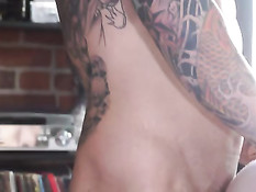 Гей с татуировками оттрахал любовника фаллосом и своим пенисом